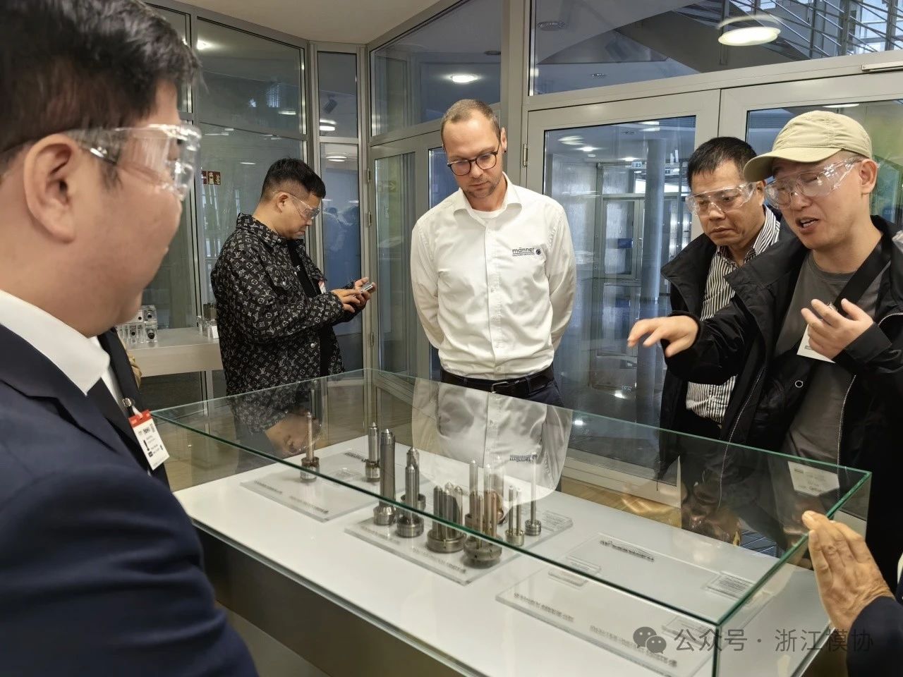 基于（偏）磷酸鹽策略的高鎳正極材料的表面改性研究